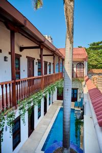 uma palmeira em frente a um edifício com piscina em Cartagena Legends em Cartagena das Índias