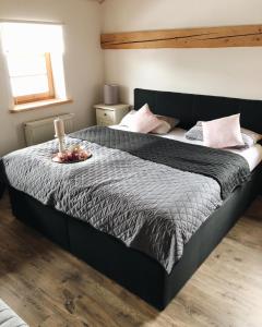 Cama ou camas em um quarto em Ferienwohnung Auszeit in Ausnang
