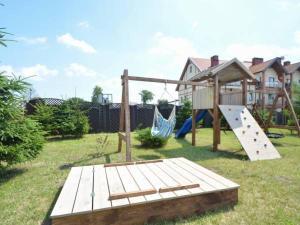 plac zabaw ze zjeżdżalnią i huśtawką w obiekcie Apartamenty i Domki Mierzeja w Sztutowie