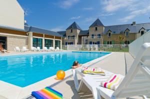 The swimming pool at or close to Résidence Néméa Le Domaine des Mauriers