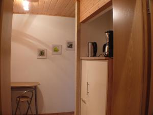 una pequeña cocina con nevera y mesa en Apartment im Grünen mit Anbindung ans Zentrum, en Erfurt