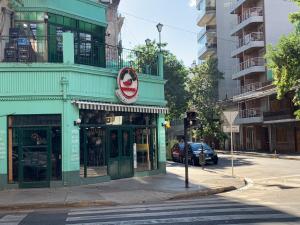 un edificio verde en la esquina de una calle en Potosí 3831 (Almagro Norte) en Buenos Aires