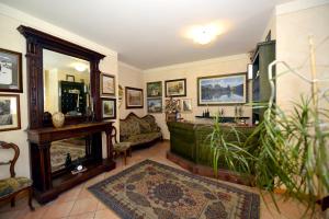 salon z kominkiem i kanapą w obiekcie Hotel Veduta dell'Adamello w mieście Temù
