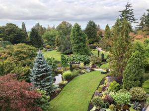 una vista aérea de un jardín en Cozy Bedrooms Guest House, en Vancouver