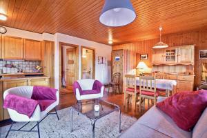 Bel appartement au centre de Champéry avec vue في شامبري: غرفة معيشة مع أريكة وطاولة