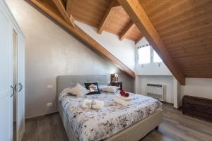 ein Schlafzimmer mit einem großen Bett im Dachgeschoss in der Unterkunft ALICE HOME in Turin