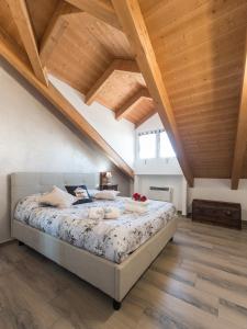 ein Schlafzimmer mit großem Bett und Holzdecken in der Unterkunft ALICE HOME in Turin