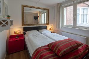 a bedroom with a bed and a window at Amsterdam House Hotel in Amsterdam