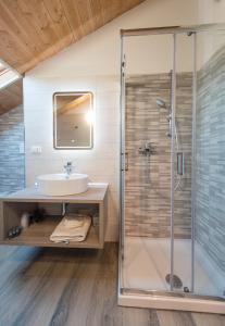 ein Badezimmer mit Waschbecken und Dusche in der Unterkunft ALICE HOME in Turin + 23 Fotos