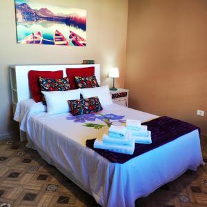 a bedroom with a bed with towels on it at Villas Norte Piscina privada climatizada in La Victoria de Acentejo