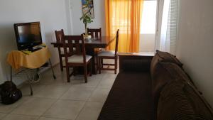 sala de estar con sofá y mesa de comedor en Colón en Córdoba
