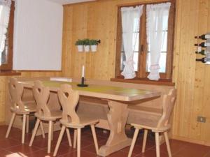 Mazzo di ValtellinaにあるHoliday Creek Mortiroloのキッチン(木製テーブル、椅子4脚付)