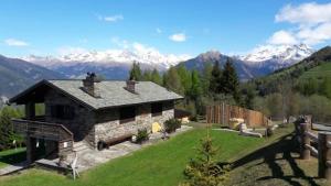Mazzo di ValtellinaにあるHoliday Creek Mortiroloの山を背景にした石造りの家