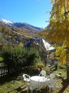 a table and chairs in a yard with a view at Les Montagnettes in Les Orres