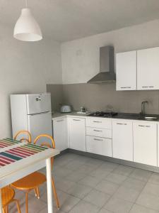 Kuhinja ili čajna kuhinja u objektu Appartamenti Le Mimose