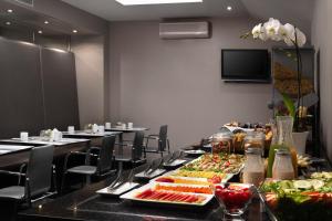 ein Tisch mit vielen Tellern voller Essen in der Unterkunft Exe Suites Reforma in Mexiko-Stadt + 20 Fotos
