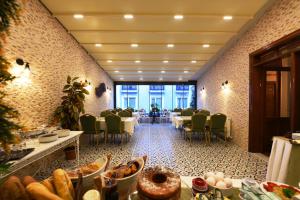 een restaurant met tafels en stoelen in een kamer bij Elyka Hotel in Istanbul