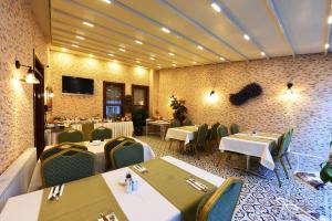 A television and/or entertainment centre at Elyka Hotel