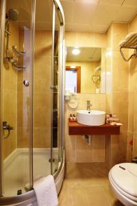 A bathroom at Elyka Hotel Még 24 kép