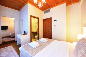 A bed or beds in a room at Elyka Hotel