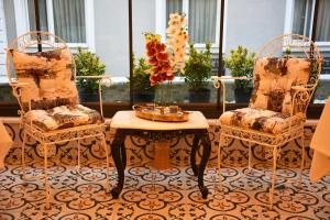 A seating area at Elyka Hotel