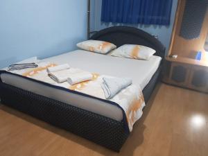1 dormitorio con 1 cama con toallas en Motel Magistrala en Doboj