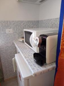 Una cafetera colocada encima de un mostrador en Villa Arazurrina, en Cagliari
