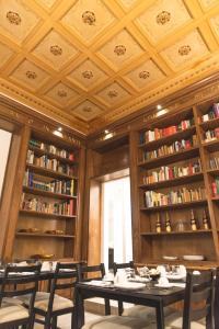 a library with tables and chairs and bookshelves at Fourooms - Bari Sparano in Bari