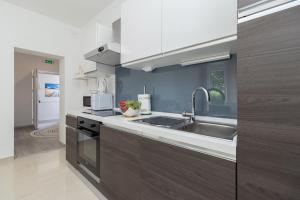 Kuchyňa alebo kuchynka v ubytovaní Apartments Peca