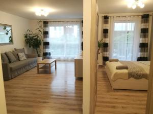 uma sala de estar com uma cama e um sofá em Szafarnia/Sw Barbary 12 em Gdansk