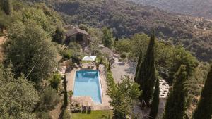 una vista aérea de una finca con piscina en Villa Alma, en Cortona