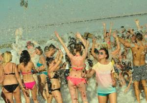 eine Gruppe von Menschen im Wasser am Strand in der Unterkunft Sea Beach Edge By Rotana in Sharm El Sheikh + 111 Fotos