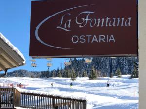 um sinal para uma estância de esqui com um teleférico em Ostaria La Fontana em Corvara in Badia