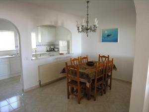 comedor con mesa y sillas en la cocina en Vila Bushiribana - Vivenda Johanna, en Lagos