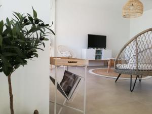 Telewizja i/lub zestaw kina domowego w obiekcie Panorama Beach - Sky View