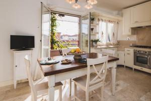 A kitchen or kitchenette at Corso Emanuele Apartments