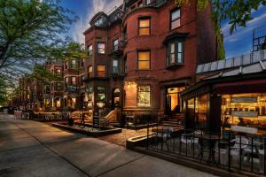 uma rua em frente a um edifício de tijolos em Cozy & Stylish Newbury Street Studio, #9 em Boston