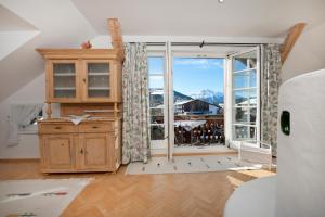 eine Küche mit einem großen Fenster mit Aussicht in der Unterkunft Villa St. Oswald in Seefeld in Tirol