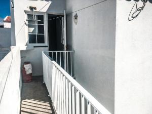 eine Treppe, die zu einem Haus mit einem Fenster führt in der Unterkunft Canos Verdes Apartment II in Angra do Heroísmo