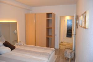 małą sypialnię z łóżkiem i szafą w obiekcie Fewo Auszeit zum Anspel w mieście Medebach