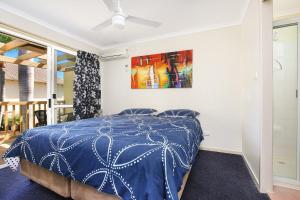 
A bed or beds in a room at Resort Style - The Oasis Resort Villa 7, 2 Landsborough Pde
