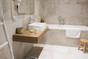 Koupelna v ubytování Masseria Fontana di Vite