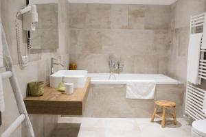 Koupelna v ubytování Masseria Fontana di Vite