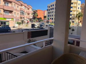 balcón con vistas a una calle de la ciudad en Casa M., en Candelaria