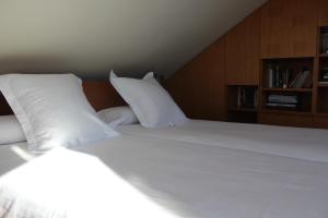 Tempat tidur dalam kamar di A casa Rosa- Ático en el centro de Vigo