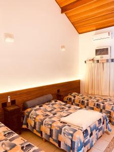 ein Hotelzimmer mit 2 Betten in einem Zimmer in der Unterkunft Parque Hotel Holambra in Holambra