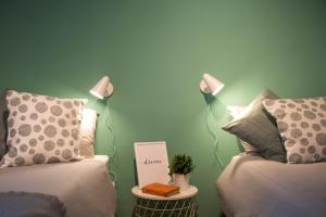 een kamer met twee bedden en een tafel met twee lampen bij Casa Araucana - WelcHome in Cannobio