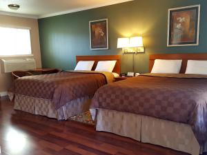 Postel nebo postele na pokoji v ubytování Maple Leaf Motel