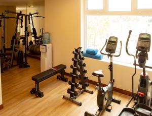 un gimnasio con varios equipos de ejercicio en una habitación en Hotel Estelar San Isidro en Lima