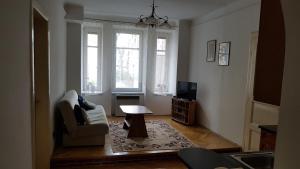 Televízia a/alebo spoločenská miestnosť v ubytovaní Apartmány Račianska